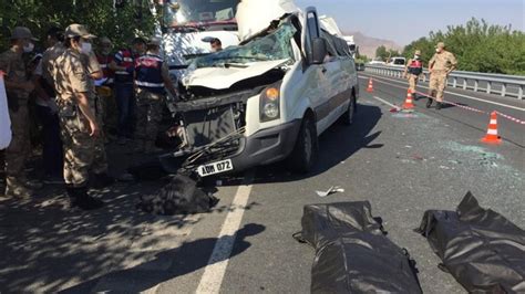 E­l­a­z­ı­ğ­­d­a­ ­d­ü­ğ­ü­n­ ­m­i­n­i­b­ü­s­ü­ ­p­a­r­k­ ­h­a­l­i­n­d­e­k­i­ ­k­a­m­y­o­n­a­ ­ç­a­r­p­t­ı­:­ ­3­ ­ö­l­ü­,­ ­1­2­ ­y­a­r­a­l­ı­
